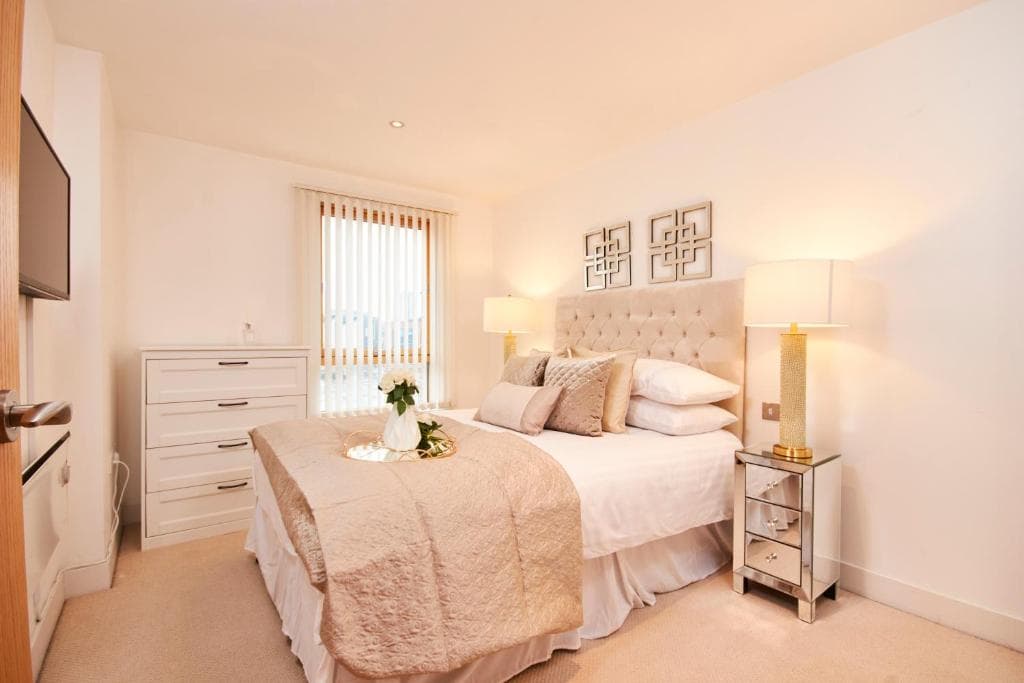 Accommodation at Deluxe City Centre Apt Balcony View& Free Parking! in leeds