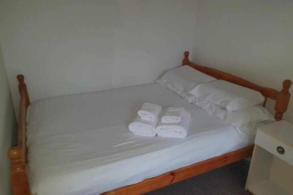 Accommodation at Comfortable Leeds House - Free WIFI - great links! in headingley