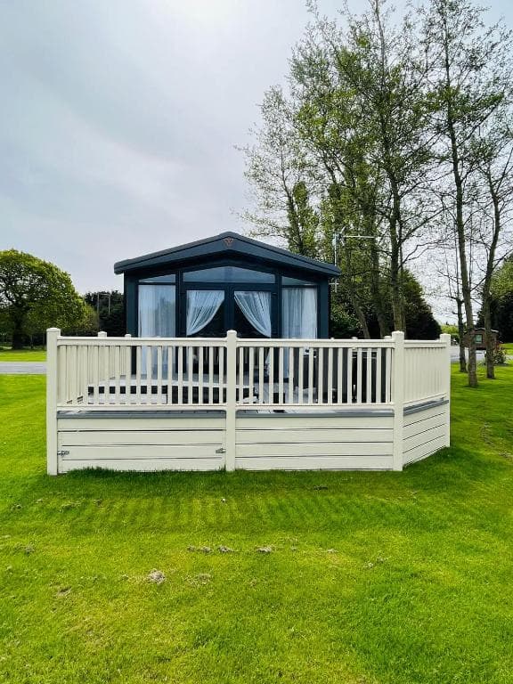 Pebble Lodge with Hot Tub - Lodge in york