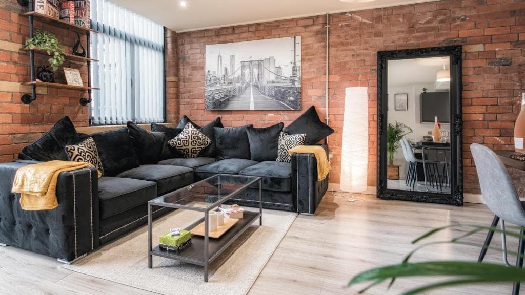 Accommodation at Stunning 2 bed with outside balcony, super king beds and 75’’ TV! in bradford