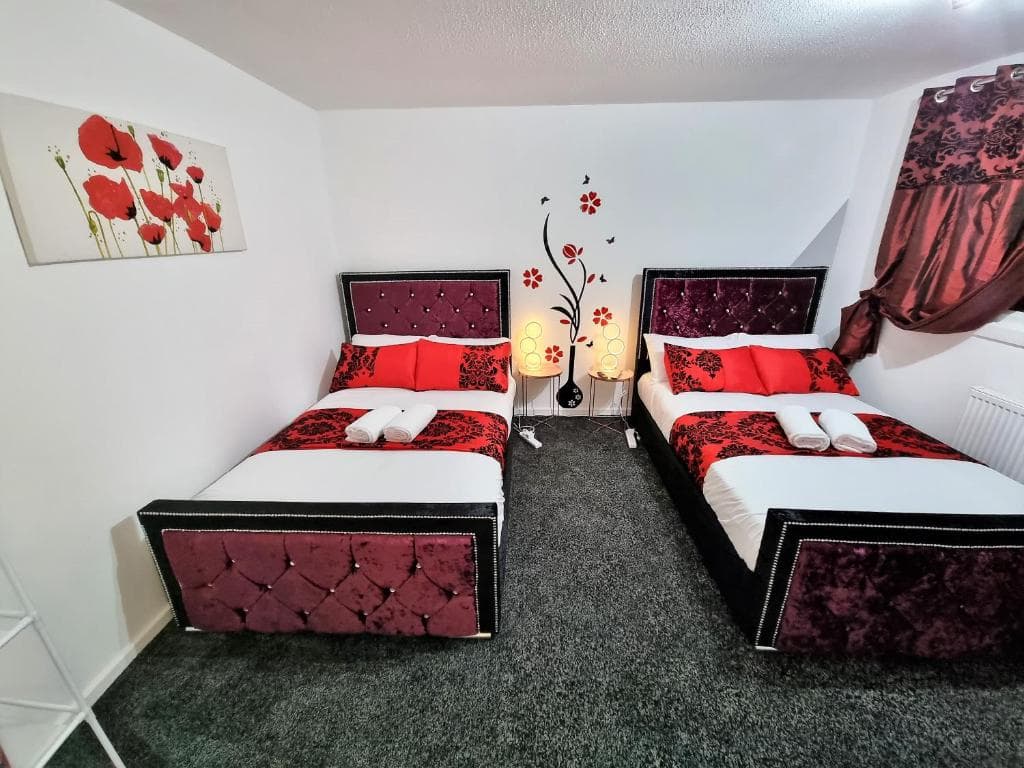 Accommodation at *10OR* Setup for your most relaxed & amazing stay + Free Parking + Free Fast WiFi * in leeds