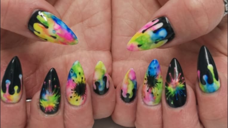 Daiseys - Nail Salons in holme valley