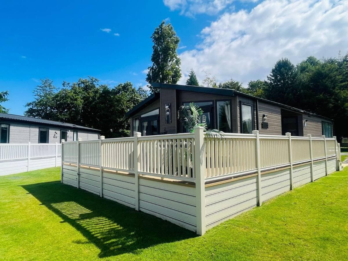 Enzo's Lodge with Hot Tub, York, Yorkshire