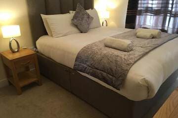Accommodation at Blue sky at Wallis square in farnborough airport