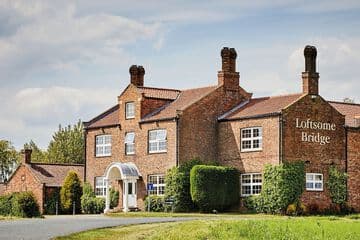 Accommodation at Loftsome Bridge Hotel in wressle