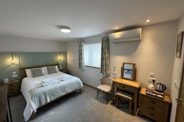 Accommodation at Royal Oak Guest House in kirkwall airport