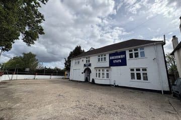 Accommodation at OYO Greenway Stays in raf northolt