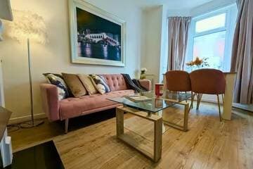 Accommodation at Central 3BR Home with Hot Tub Sleeps 10 in portsmouth airport hampshire