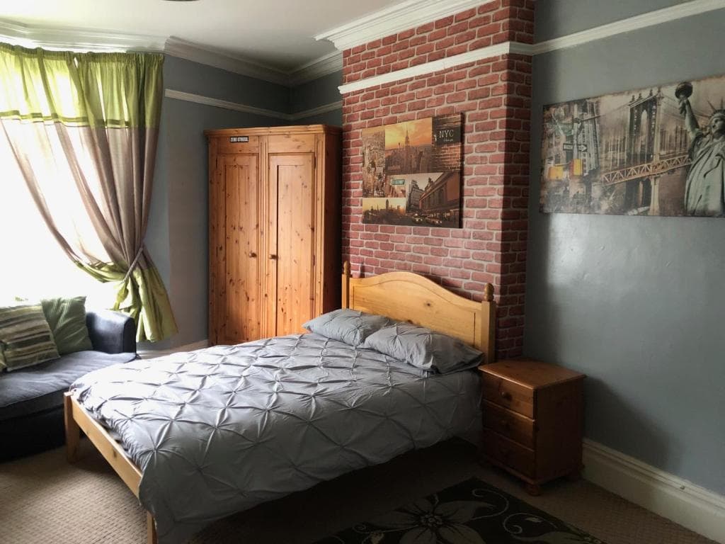 Accommodation at 6 Bedroom Villa in Barnsley Centre in barnsley