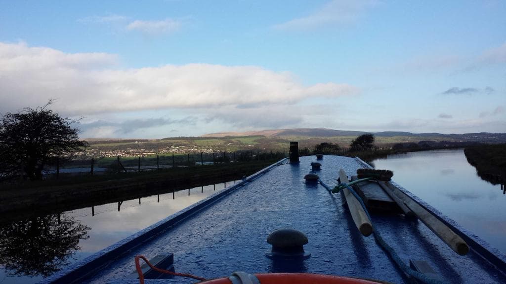 Hapton Valley Boats - Glamping in todmorden railway station