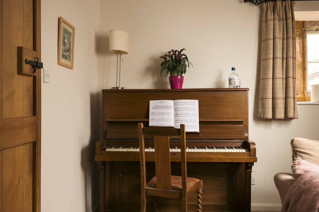 Image name ivy cottage borrowby yorkshire piano the 2 image from the post Ivy House in Yorkshire.com.